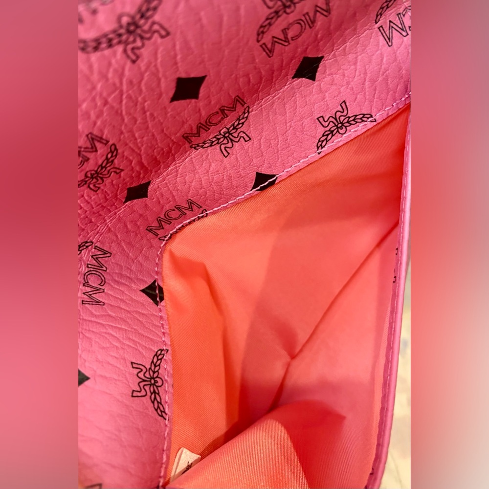 NIP/NIB MCM PINK ENVELOPE CLUTCH OR ADD A CHAIN FOR A CROSSBODY
Parfumes Coll. - Picture 7 of 9